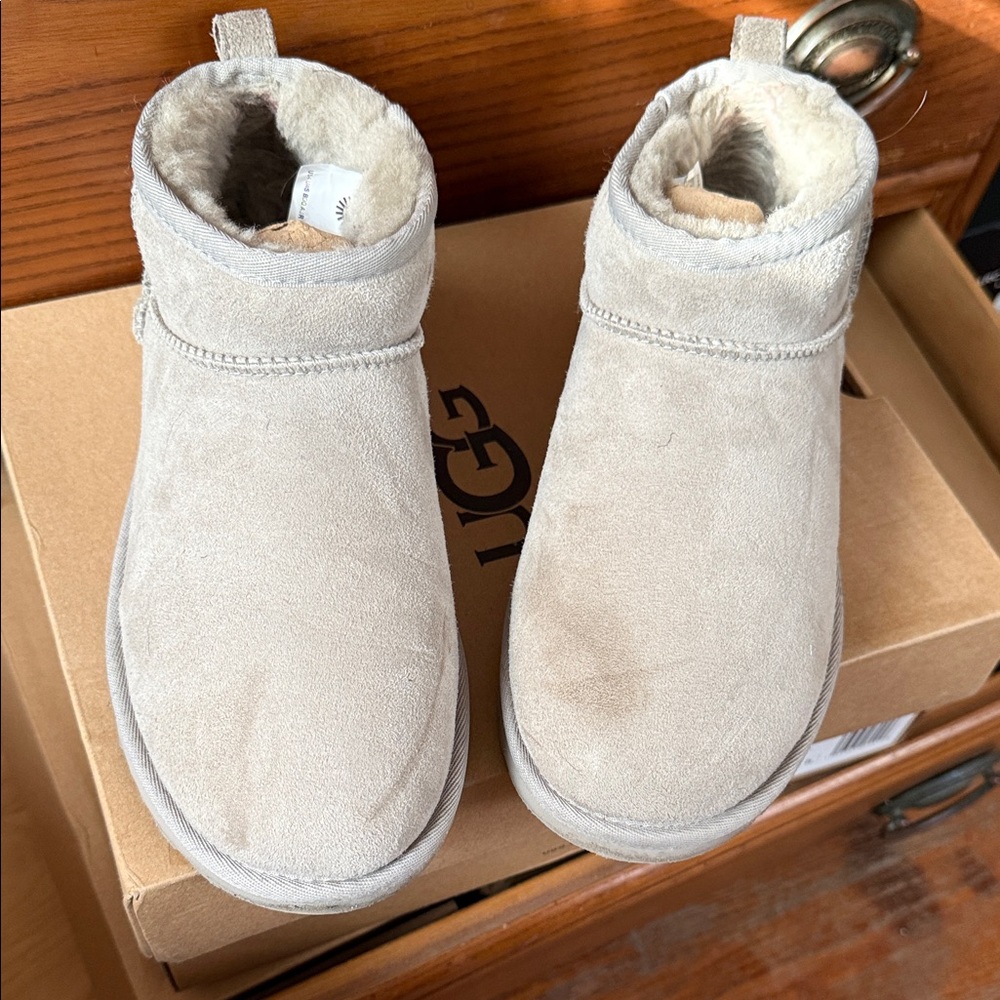 UGG ultra mini women size 8 rare color - Goat